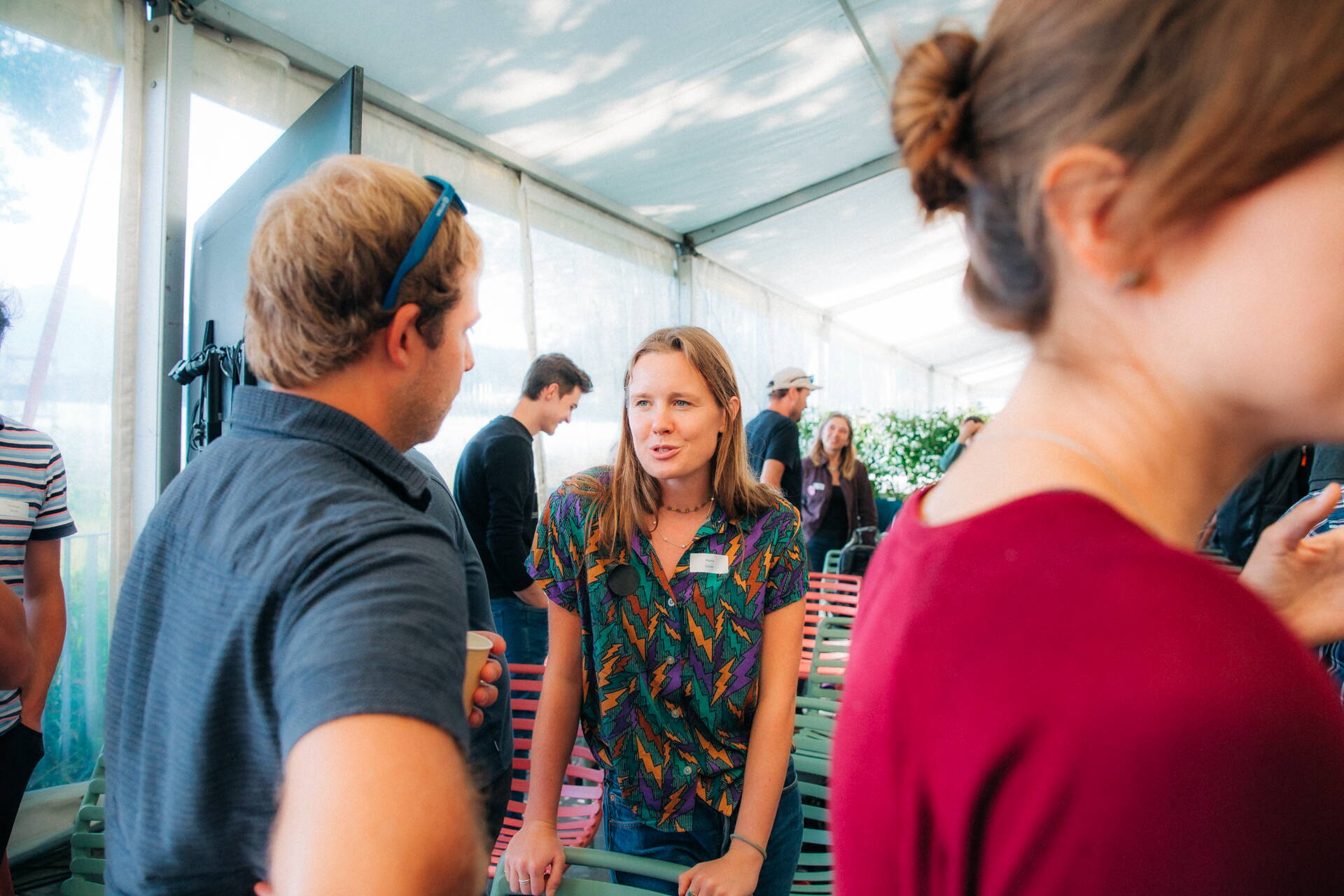 Les collaborateurs/trices nouent de nouveaux contacts. Les collaborateurs/trices nouent de nouveaux contacts.