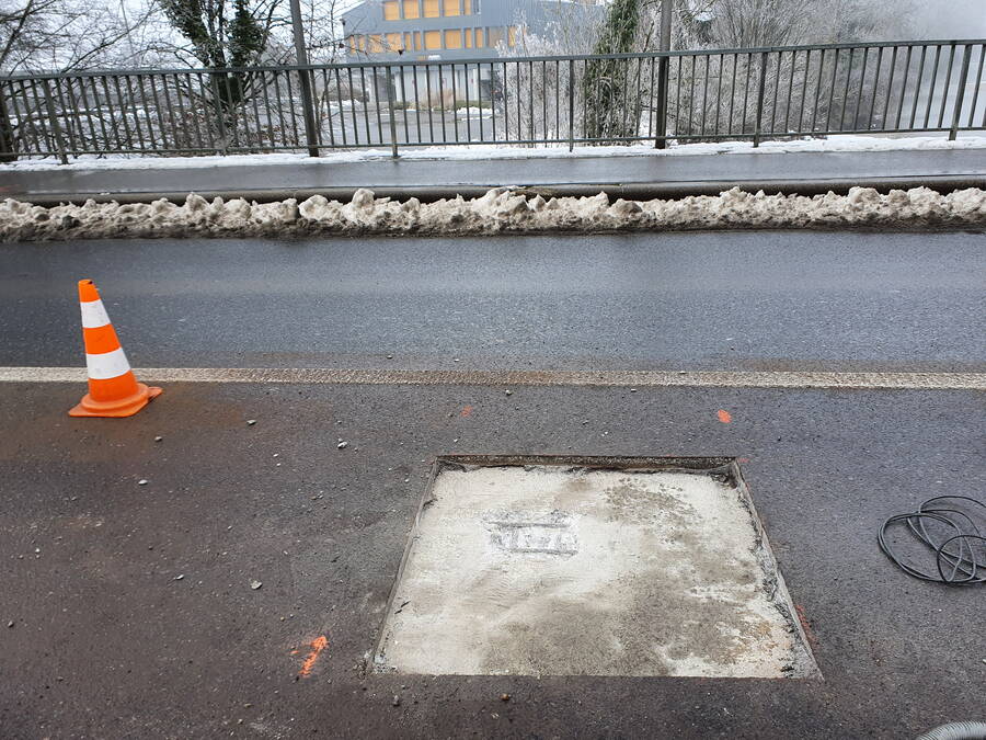 IAu cours d’une deuxième phase de diagnostic, des sondages ont été effectués dans le tablier du pont de manière ciblée grâce aux relevés du radar à impulsions, à des emplacements représentatifs ainsi qu’aux endroits présentant des anomalies.
