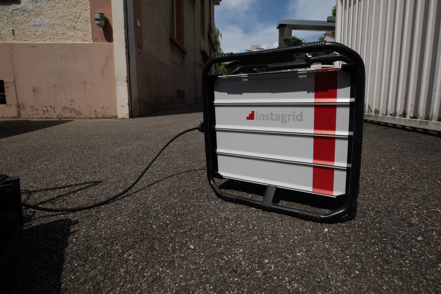 Le dispositif de stockage d'énergie Instagrid est facile à transporter.  