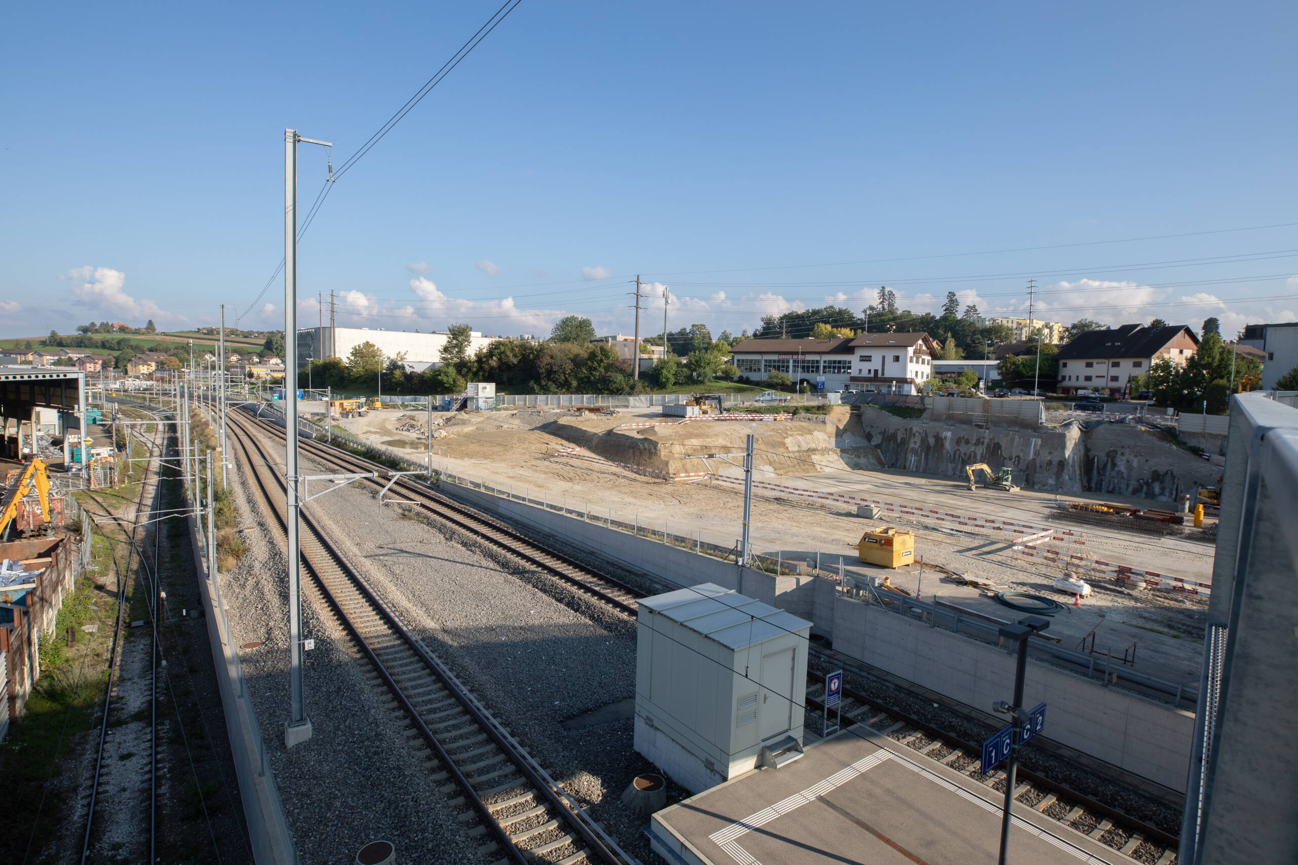 Due to the limited space available, safety measures for the excavation pit (including nailed and slotted walls) are required on the road side, and a protective wall is required on the railway line side. Due to the limited space available, safety measures for the excavation pit (including nailed and slotted walls) are required on the road side, and a protective wall is required on the railway line side.