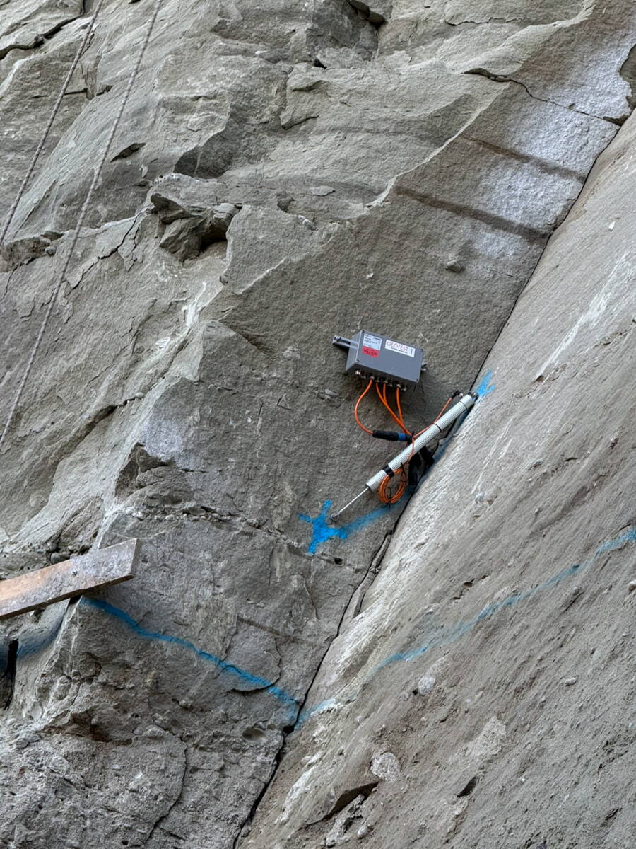 À l’aide de téléjointmètres placés le long des fissures, GEOTEST surveille les mouvements de la roche. À l’aide de téléjointmètres placés le long des fissures, GEOTEST surveille les mouvements de la roche.