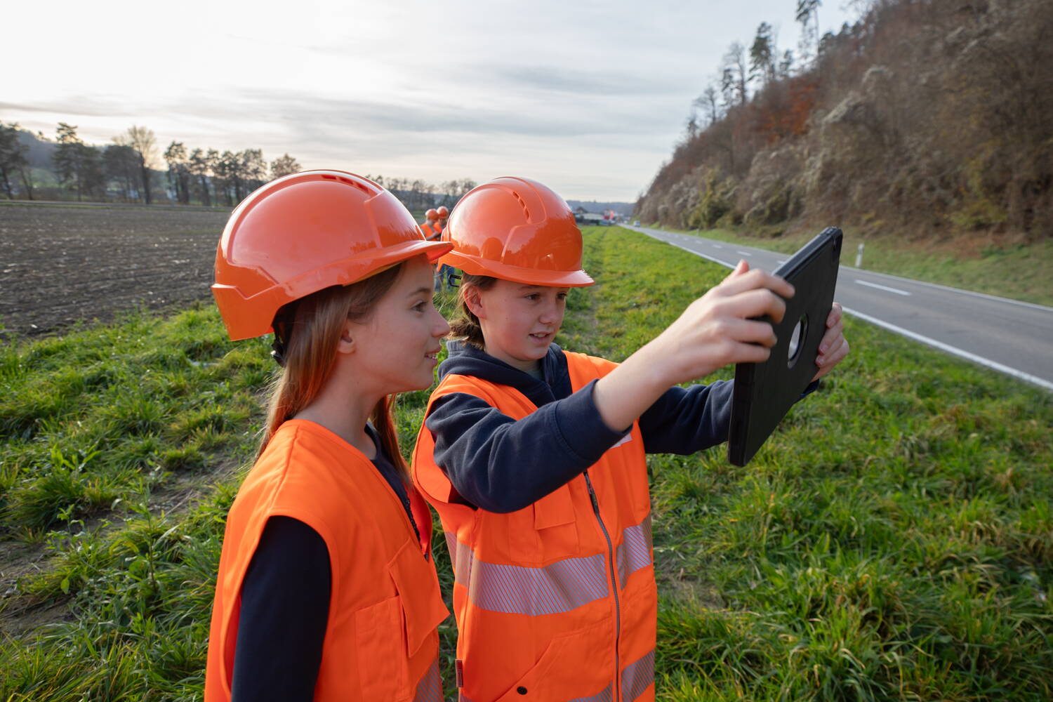 Ils ont ensuite marqué les zones critiques le long de la route cantonale. Ils ont ensuite marqué les zones critiques le long de la route cantonale.