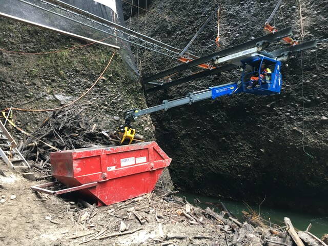 550 tonnes de débris déposés par l’Emme ont été retirées au moyen d’une grue sur rail munie d’un bras manipulateur, puis évacuées au moyen d’un câble-grue.