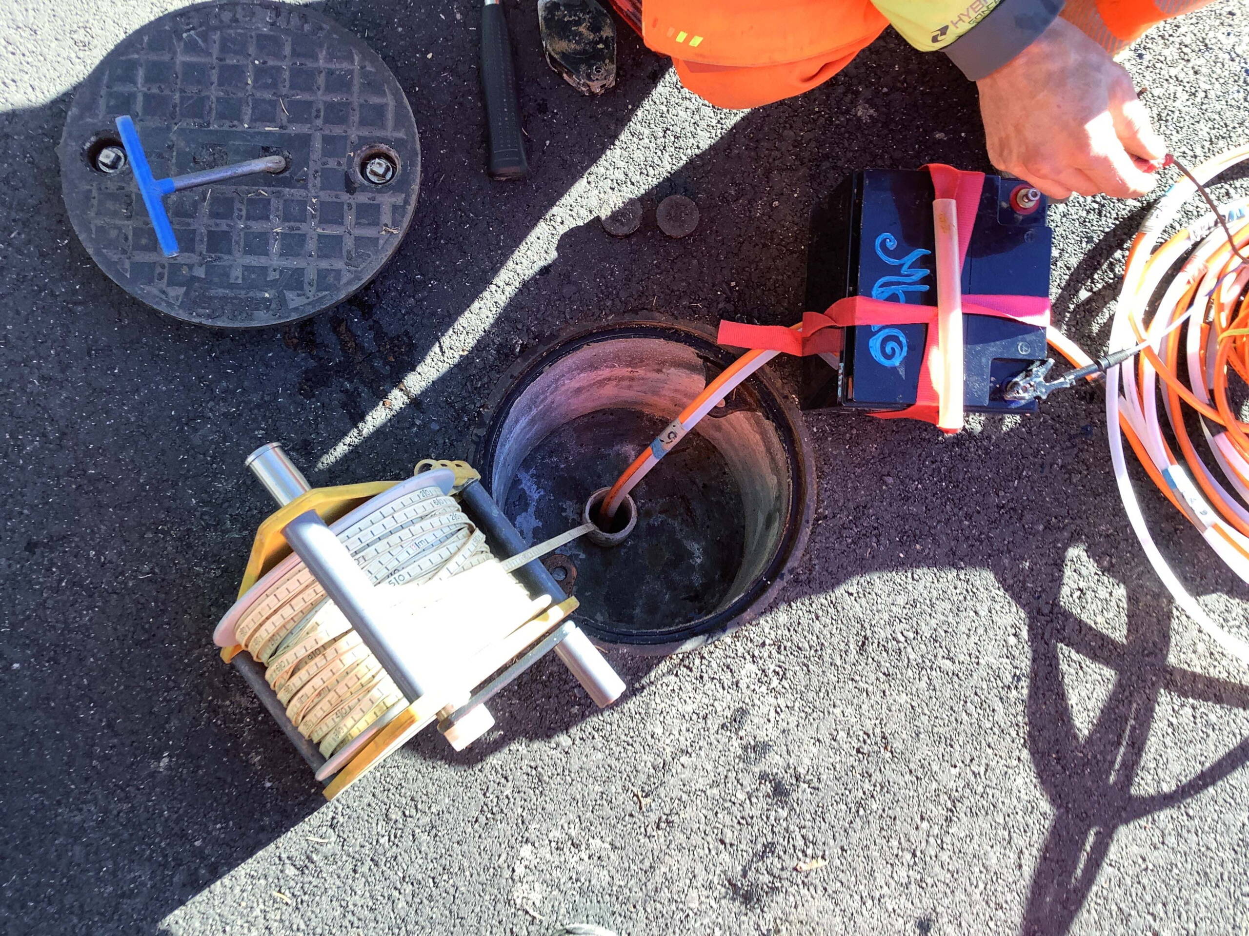 Grundwasserprobenahme  Grundwasserprobenahme aus einem Piezometer in Oberdorf BL für die Kampagne in den Frenkentälern.