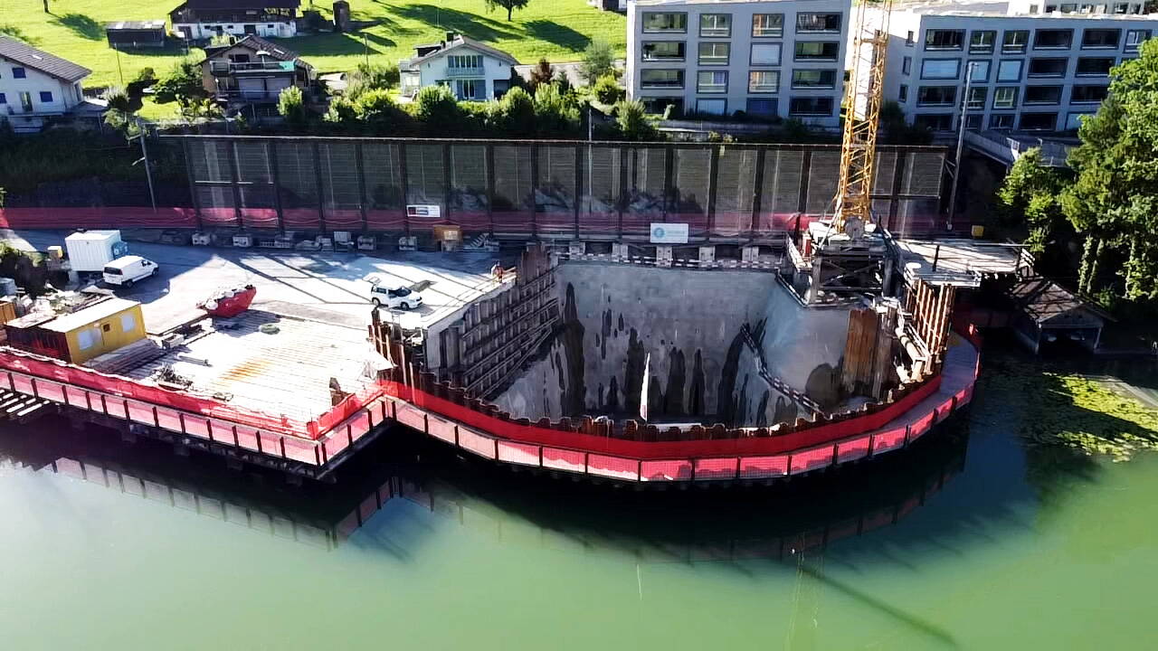 L’ouvrage d’entrée sur la berge du lac, à Sachseln À droite, dans l’ombre, on distingue le hangar à bateaux et, immédiatement derrière, les voies de la Zentralbahn.