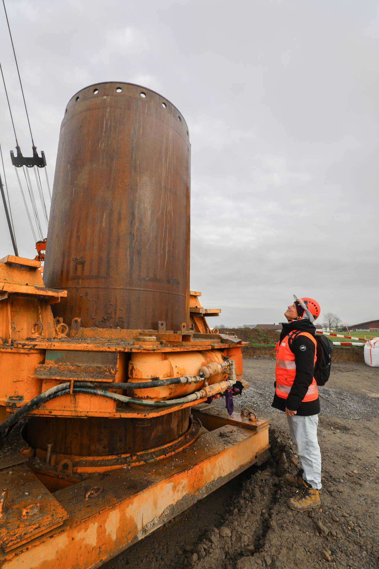 Die Bohrohre werden mittels einer Verrohrungsmaschine durch alternierende Drehbewegungen in den Untergrund eingearbeitet. Dadurch wird der Untergrund möglichst wenig verdichtet, sodass das Grundwasser später nach der Brunnenentwicklung ungehindert zum Filter gelangen kann. 