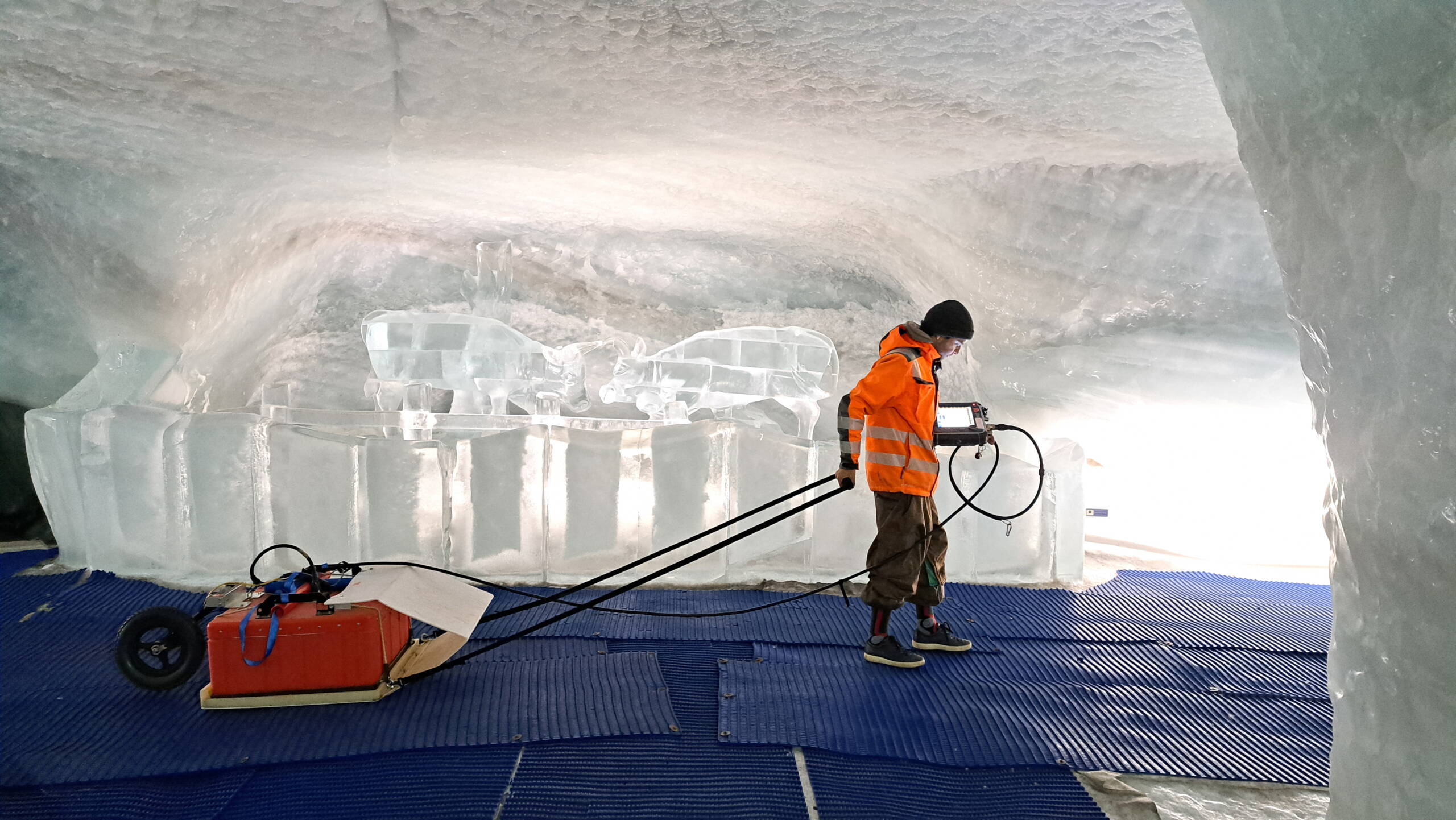 Im Gletscherpalast arbeiten die Mitarbeitenden der GEOTEST mit einem von Hand bedienbaren Radargerät. Im Gletscherpalast arbeiten die Mitarbeitenden der GEOTEST mit einem von Hand bedienbaren Radargerät.