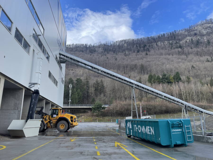 Über dieses Förderband werden belastete mineralische Bauabfälle angeliefert. 