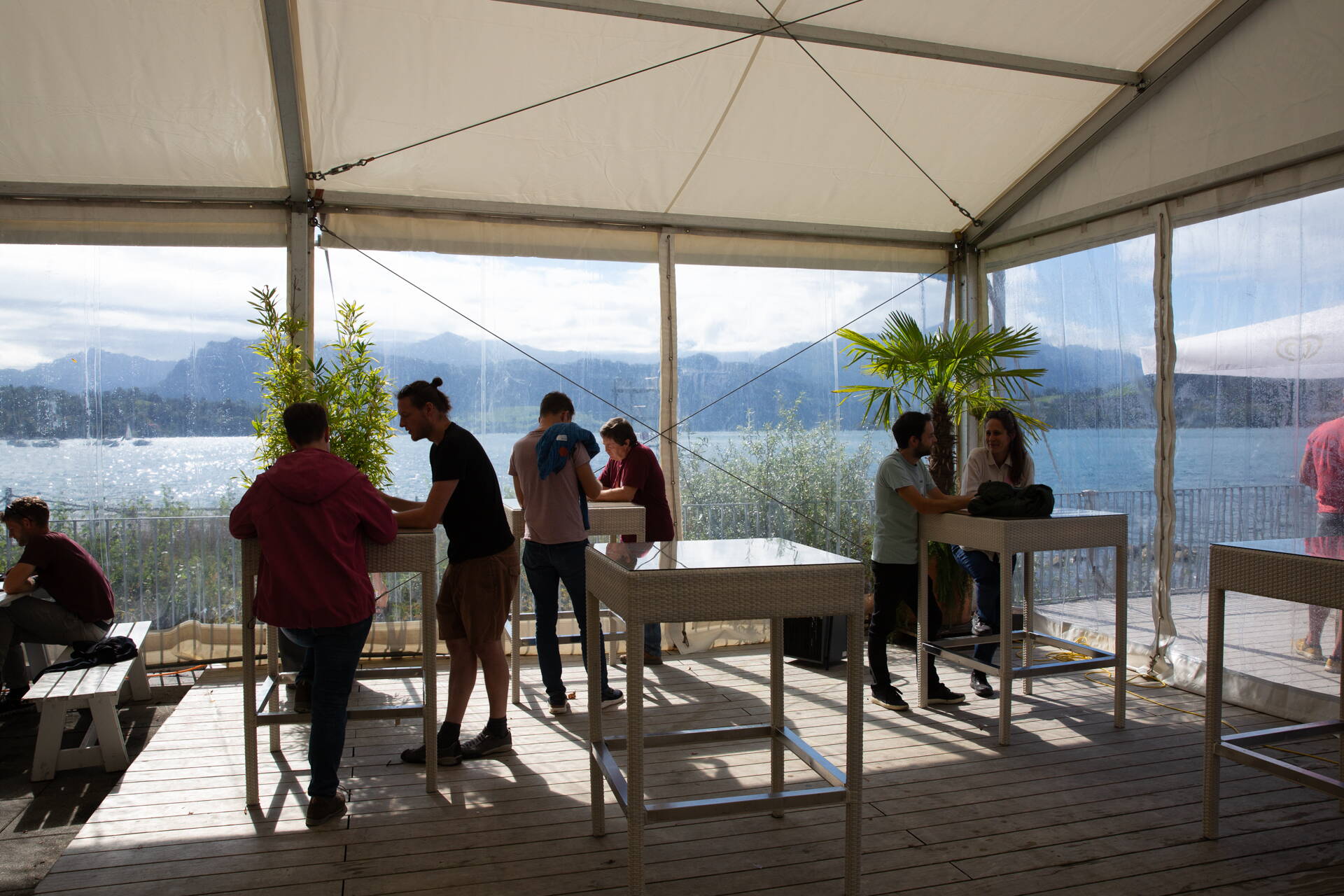 De petits groupes travaillent au bord du lac des Quatre-Cantons. De petits groupes travaillent au bord du lac des Quatre-Cantons.