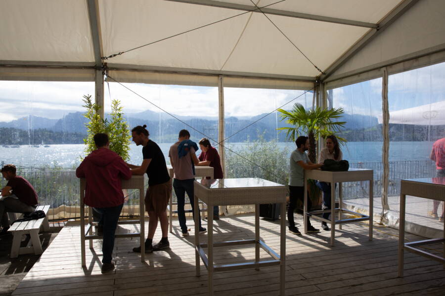 De petits groupes travaillent au bord du lac des Quatre-Cantons. 