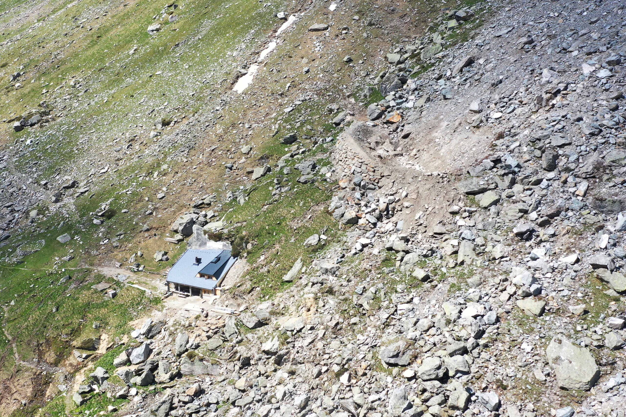 A protection dam provides long-term protection for the Länta hut.