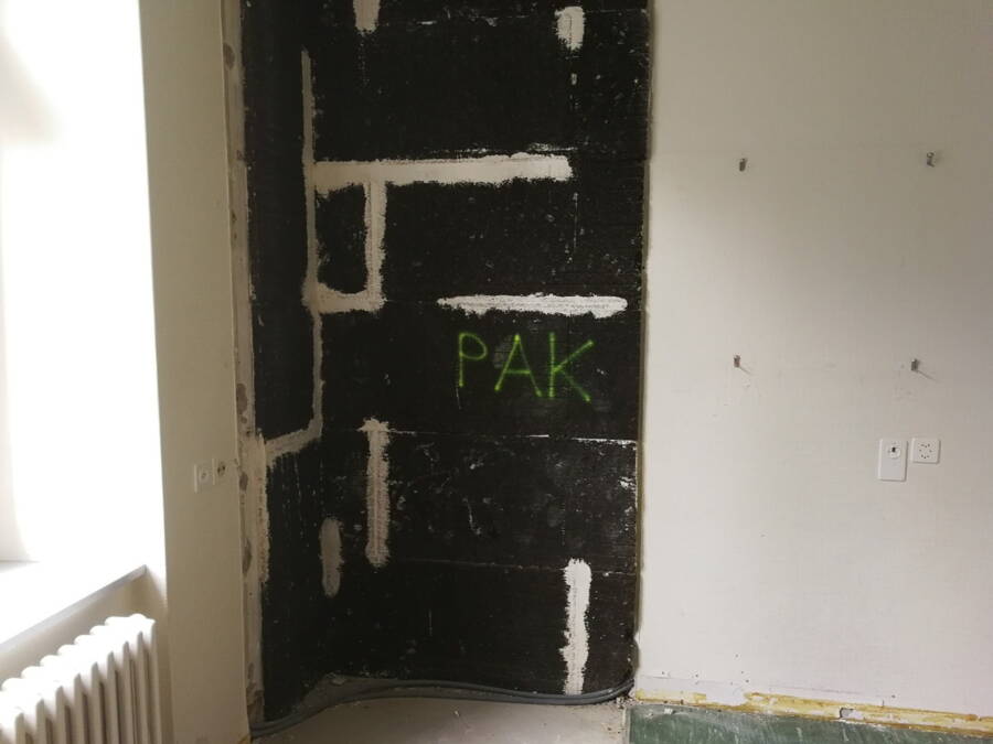PAK-haltige Dämmplatten aus Teerkork hinter einem Einbauschrank. Die zusätzliche Innendämmung sollte der Schimmelbildung vorbeugen. PAK-haltige Dämmplatten aus Teerkork hinter einem Einbauschrank. Die zusätzliche Innendämmung sollte der Schimmelbildung vorbeugen.