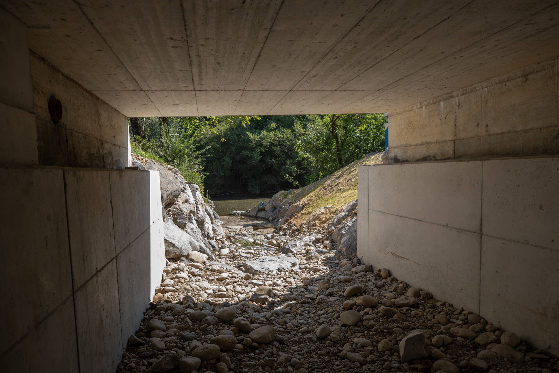 Thanks to the lowering of the stream bed, there is more discharge cross-section available under the bridges during high water, which reduces the risk of log jams. Thanks to the lowering of the stream bed, there is more discharge cross-section available under the bridges during high water, which reduces the risk of log jams.