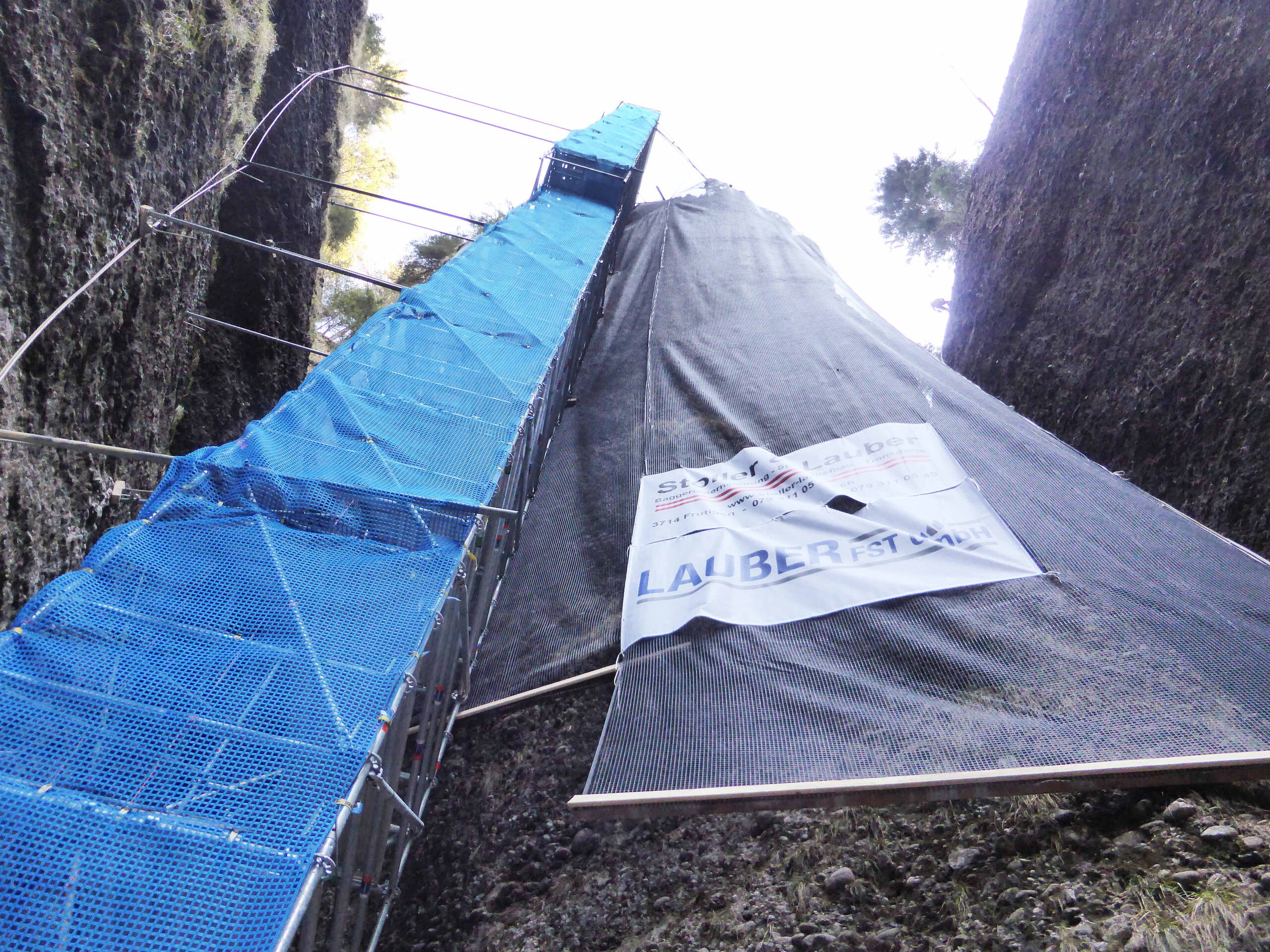 Pour accéder au chantier, il fallait descendre cette tour d’échafaudage d’une hauteur de 50 m… et ne pas être sujet au vertige!