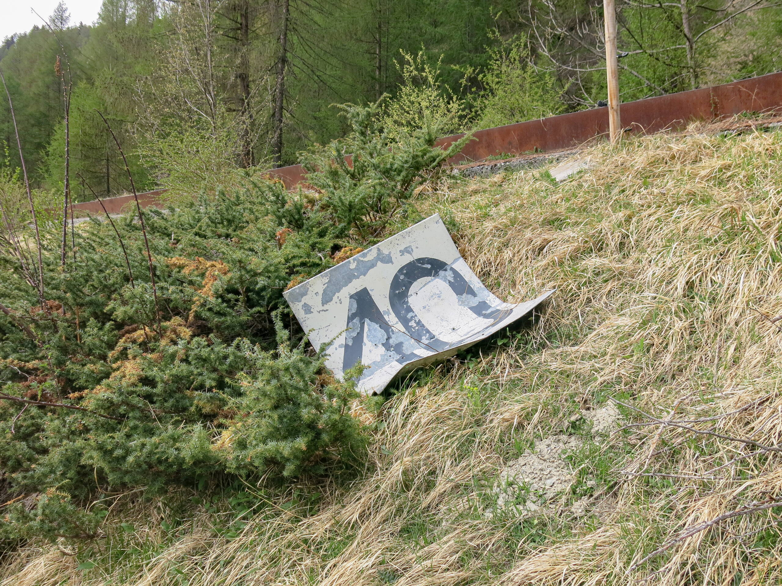 Zeigergraben und Scheibennummerierung der ehemaligen 300 m Schiessanlage Scuol. Zeigergraben und Scheibennummerierung der ehemaligen 300 m Schiessanlage Scuol.