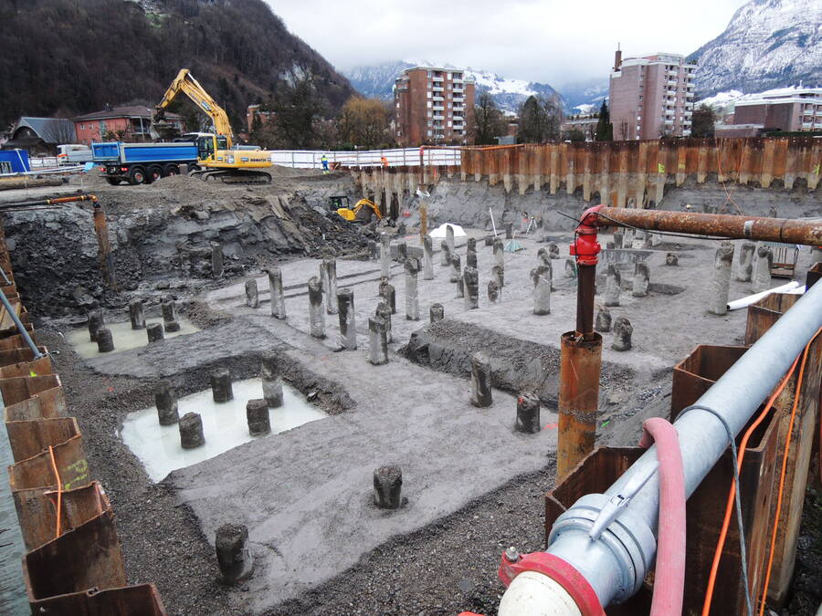 Staged excavation work to protect the sheet pile wall with pressure relief of the tensioned groundwater level.