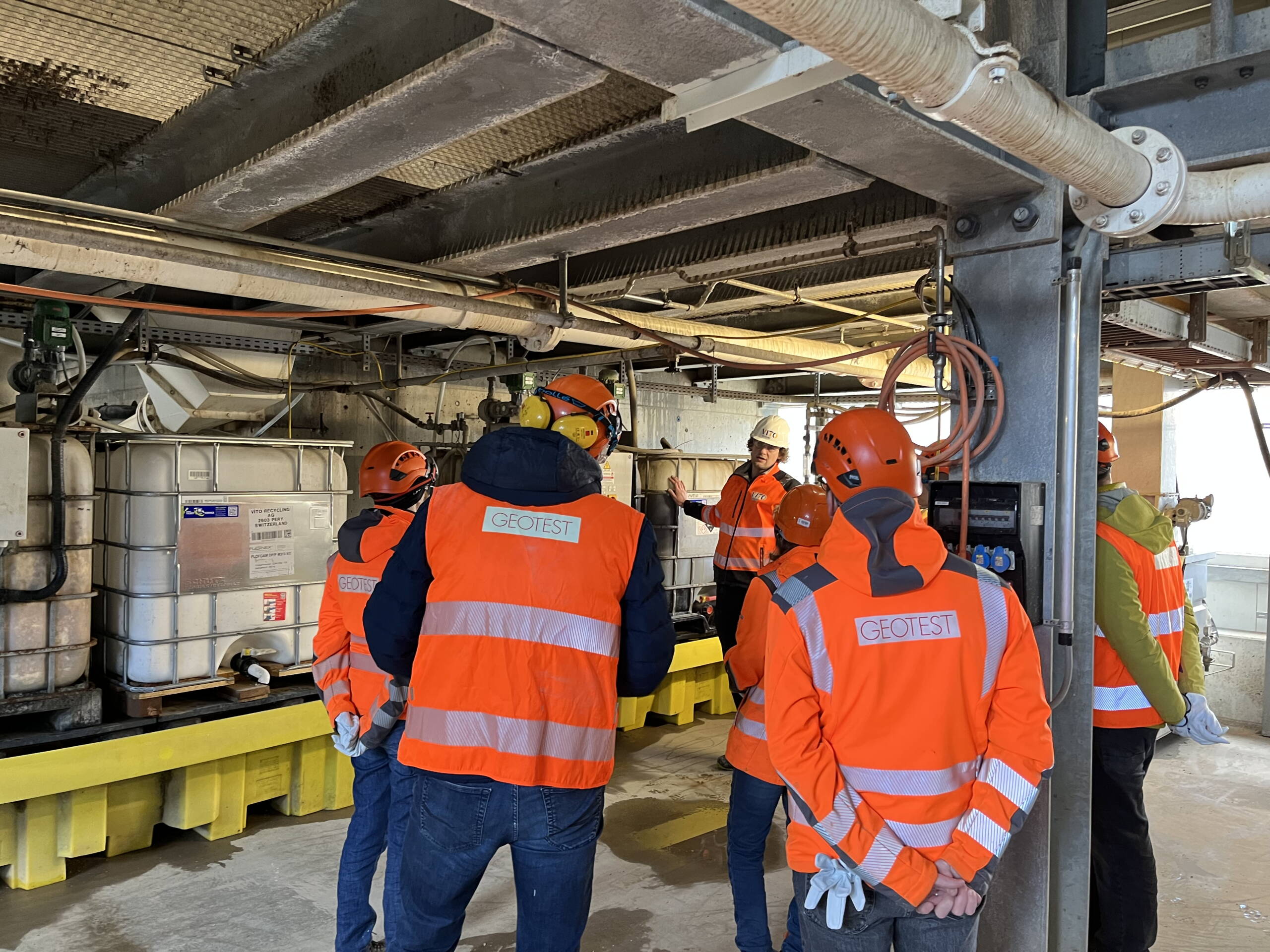 Mitarbeitende der GEOTEST machen eine Besichtigung der Bodenwaschanlage. 