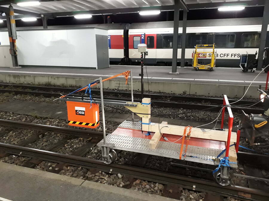 Georadar Gleisschotter und Tunnelsohle Messwagen mit Georadar-Antenne (orange) und eingebautem Distanzzähler in der Hinterachse. Der Messwagen wurde von Hand entlang der beiden Fahrbahnen im Tunnel gestossen.
