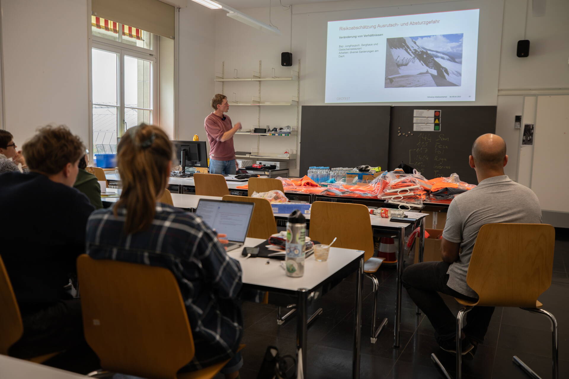 Divers experts de GEOTEST donnent aux nouveaux collaborateurs un aperçu de la manière dont la sécurité au travail est concrètement mise en œuvre dans leurs domaines de compétence. Divers experts de GEOTEST donnent aux nouveaux collaborateurs un aperçu de la manière dont la sécurité au travail est concrètement mise en œuvre dans leurs domaines de compétence.