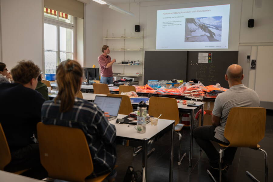 Divers experts de GEOTEST donnent aux nouveaux collaborateurs un aperçu de la manière dont la sécurité au travail est concrètement mise en œuvre dans leurs domaines de compétence. Divers experts de GEOTEST donnent aux nouveaux collaborateurs un aperçu de la manière dont la sécurité au travail est concrètement mise en œuvre dans leurs domaines de compétence.