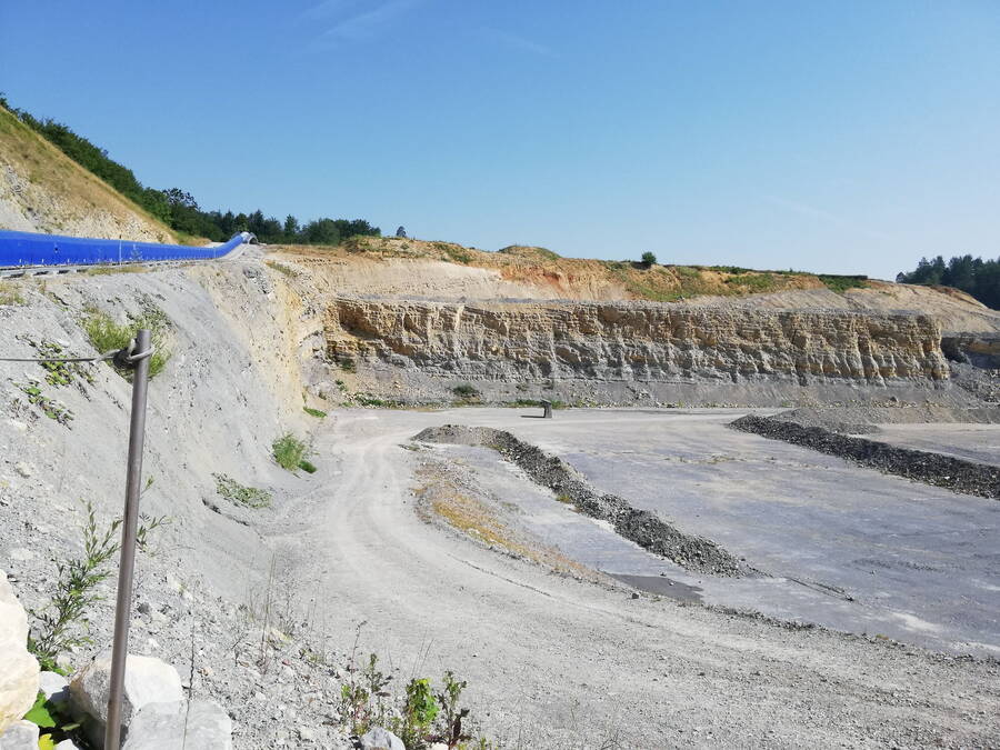 Geotest AG L’acheminement du remblai s’effectue au moyen du raccordement existant au réseau ferroviaire. Il est ensuite transporté du point de déchargement à la carrière sur des convoyeurs à bande.