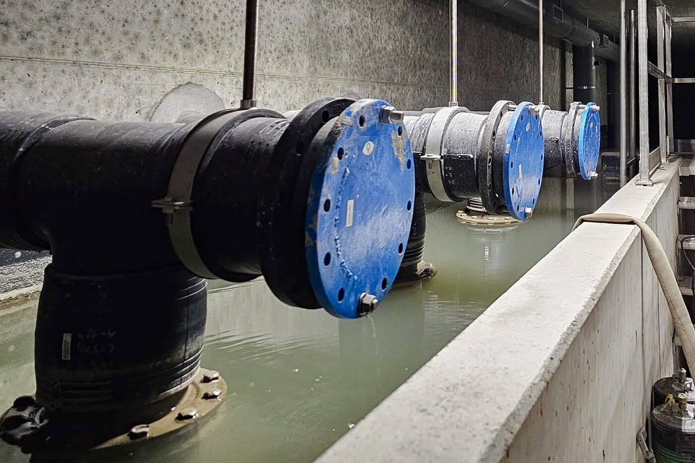 Gedrosselter Zulauf des Sickerwassers aus den drei siphonierten Endstutzen der Sickerwasserleitungen.