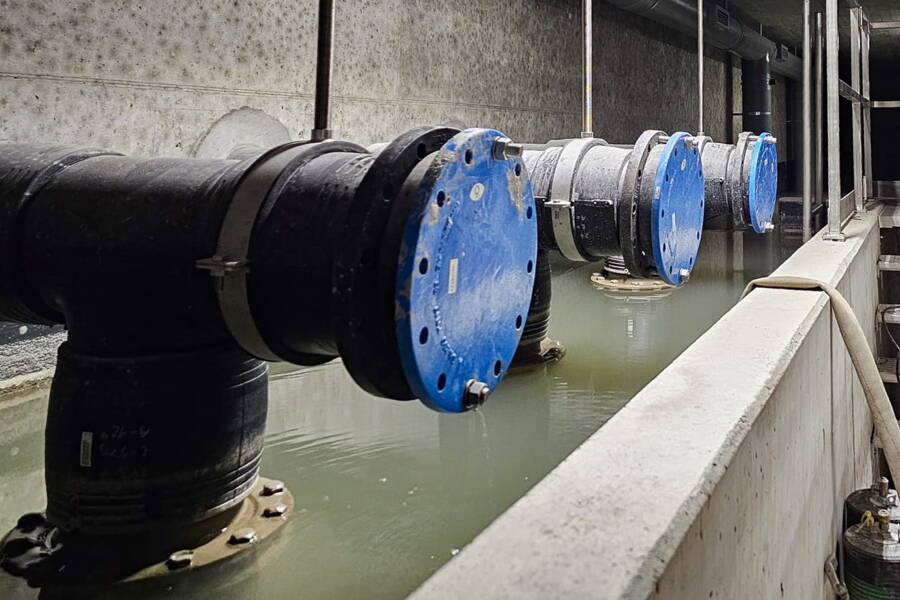 Gedrosselter Zulauf des Sickerwassers aus den drei siphonierten Endstutzen der Sickerwasserleitungen.