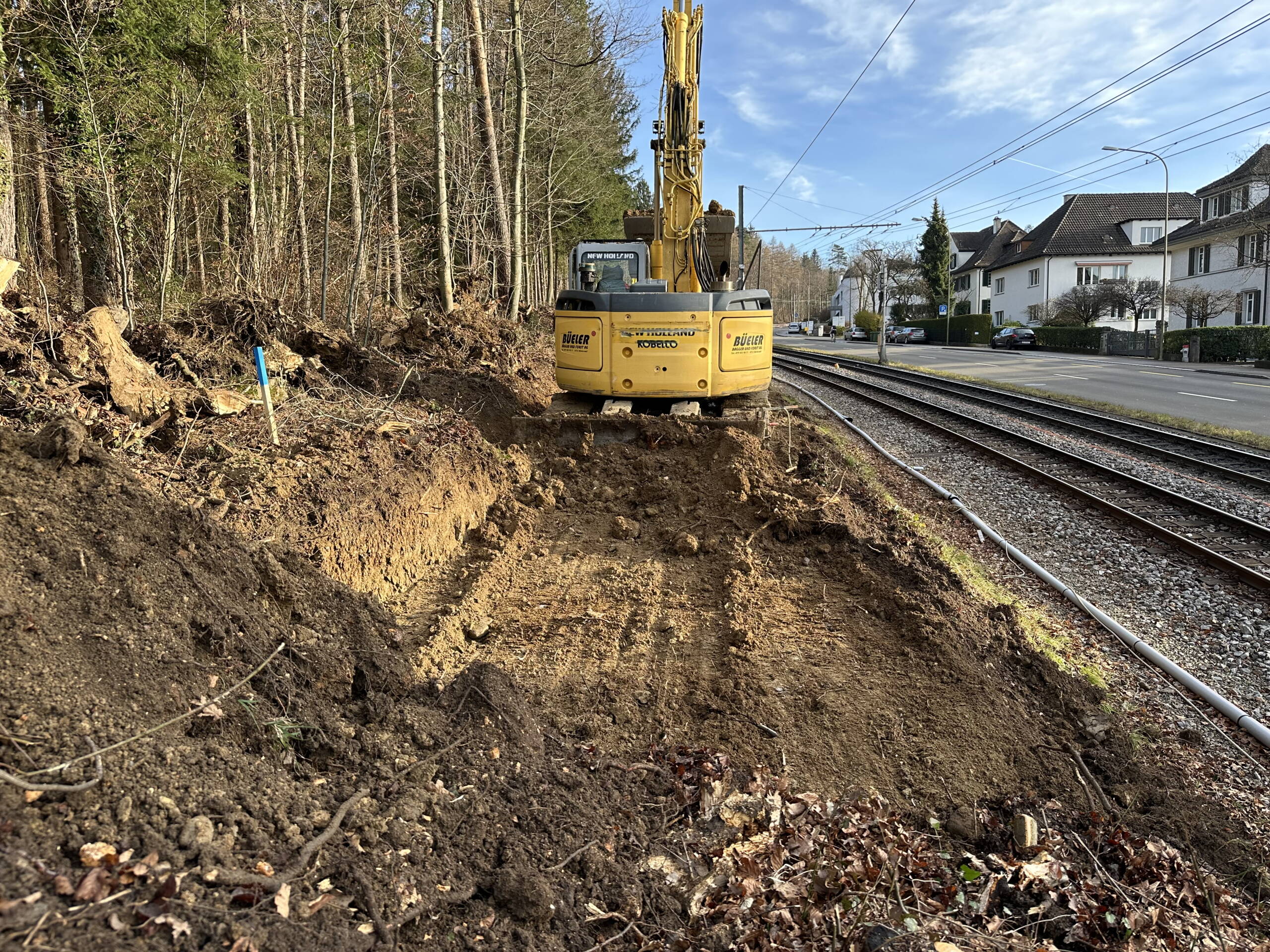 Die Arbeiten finden in unmittelbarer Nähe zum Schienenverkehr statt. Die Arbeiten finden in unmittelbarer Nähe zum Schienenverkehr statt.