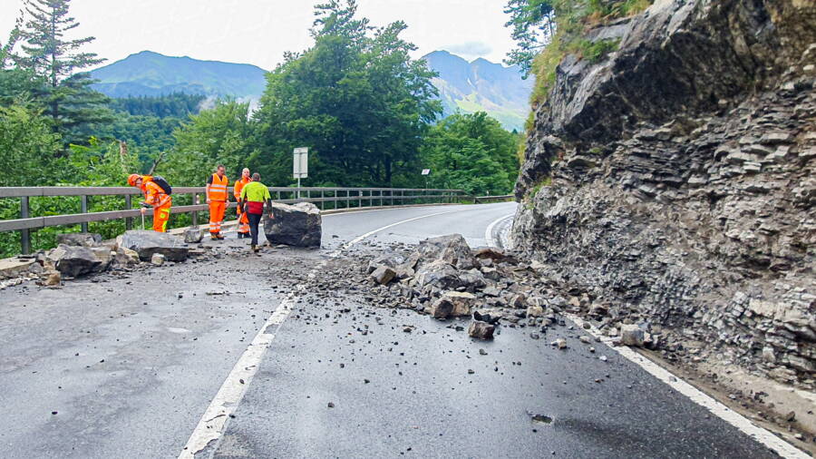 Durch den Blockschlag löste sich Gestein von insgesamt 6 m3 aus der Wand und stürzte auf die Strasse. Durch den Blockschlag löste sich Gestein von insgesamt 6 m3 aus der Wand und stürzte auf die Strasse.