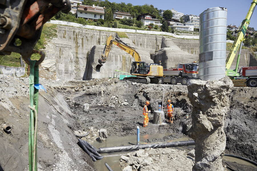 In the foreground a test pile protrudes from the soft subsurface, while part of the large sectioned rockface is visible in the background. In the foreground a test pile protrudes from the soft subsurface, while part of the large sectioned rockface is visible in the background.