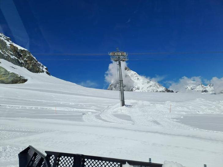 The pylons, which are fixed to the glacier ice, are shifting due to the movements and melting of the glacier. The pylons, which are fixed to the glacier ice, are shifting due to the movements and melting of the glacier.