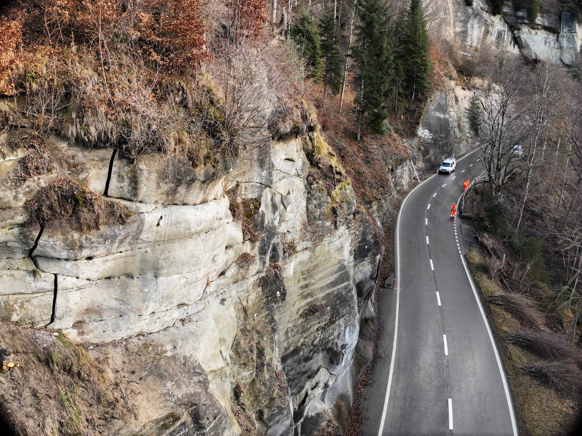 Les images de la paroi prises par drone au-dessus de la route montraient des fissures dans la roche. Les images de la paroi prises par drone au-dessus de la route montraient des fissures dans la roche.