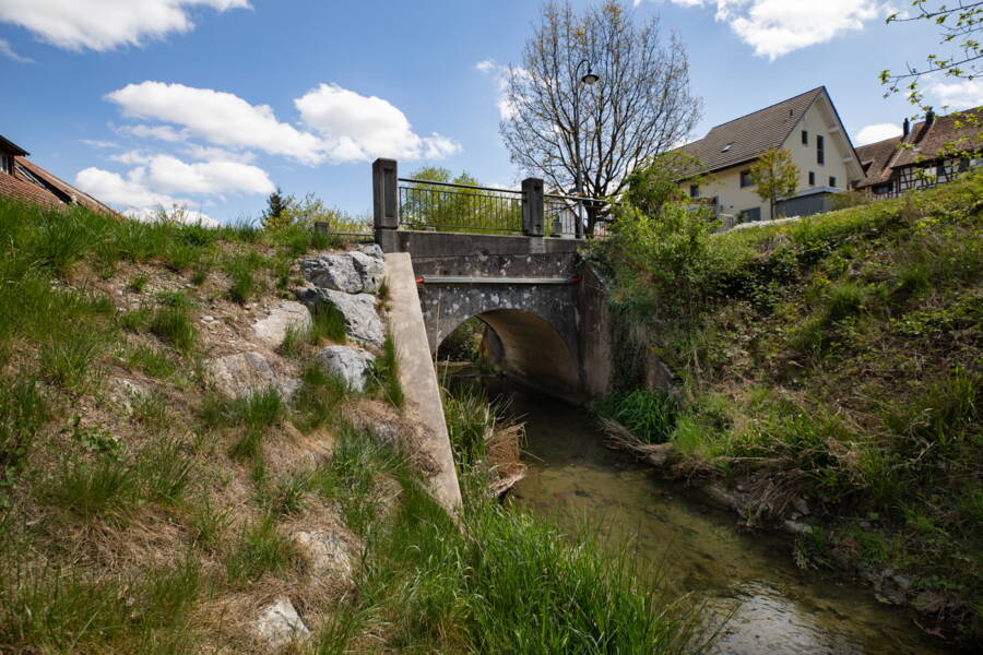 L’enrochement de la berge protège le pont de la Kellersgasse. L’enrochement de la berge protège le pont de la Kellersgasse.