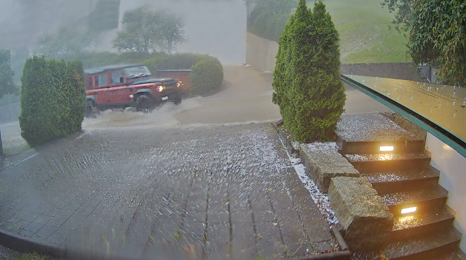 Ruissellement sur la route. Image fixe d’une caméra de surveillance à Zoug. Ruissellement sur la route. Image fixe d’une caméra de surveillance à Zoug.