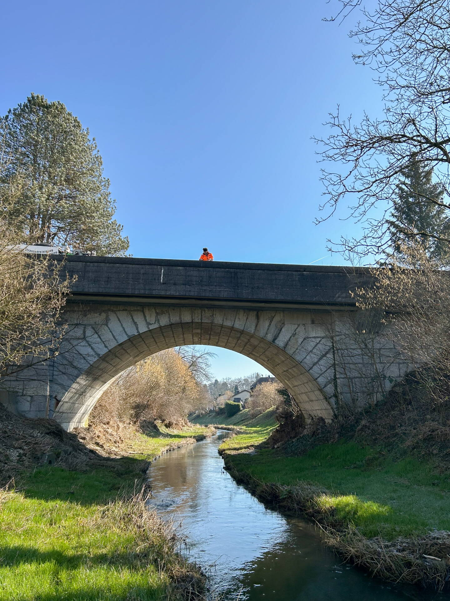 Von der Seite ist die ursprüngliche Brücke aus Naturstein zu sehen.  Von der Seite ist die ursprüngliche Brücke aus Naturstein zu sehen.