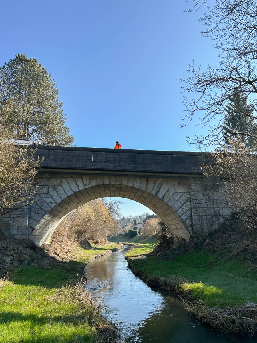 Vu de côté, on aperçoit le pont d'origine en pierre naturelle. 