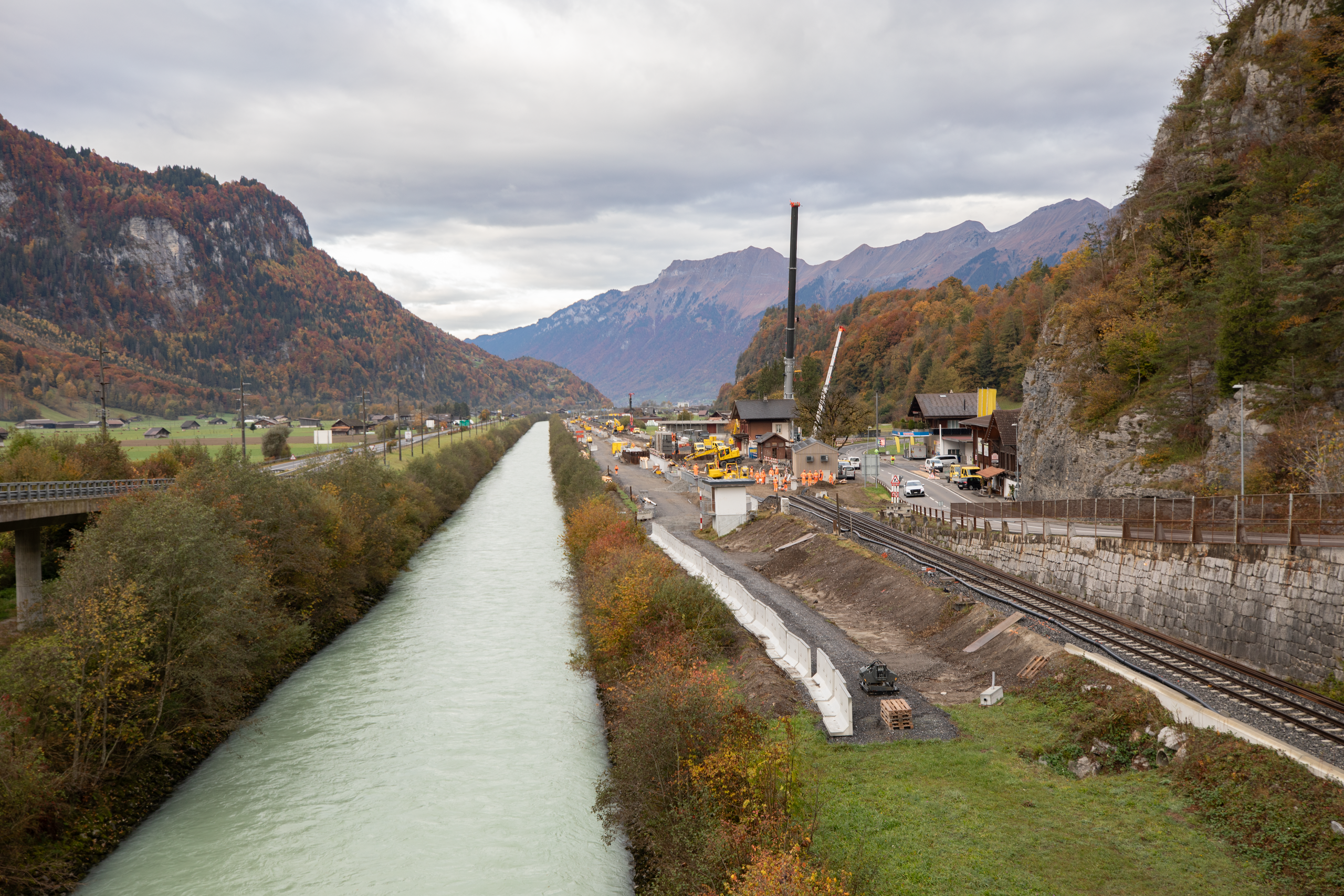 Die Aare parallel zur Bahnstrecke ist in der Vergangenheit schon mehrfach über die Ufer getreten und hat den Bahnverkehr beeinträchtigt. 