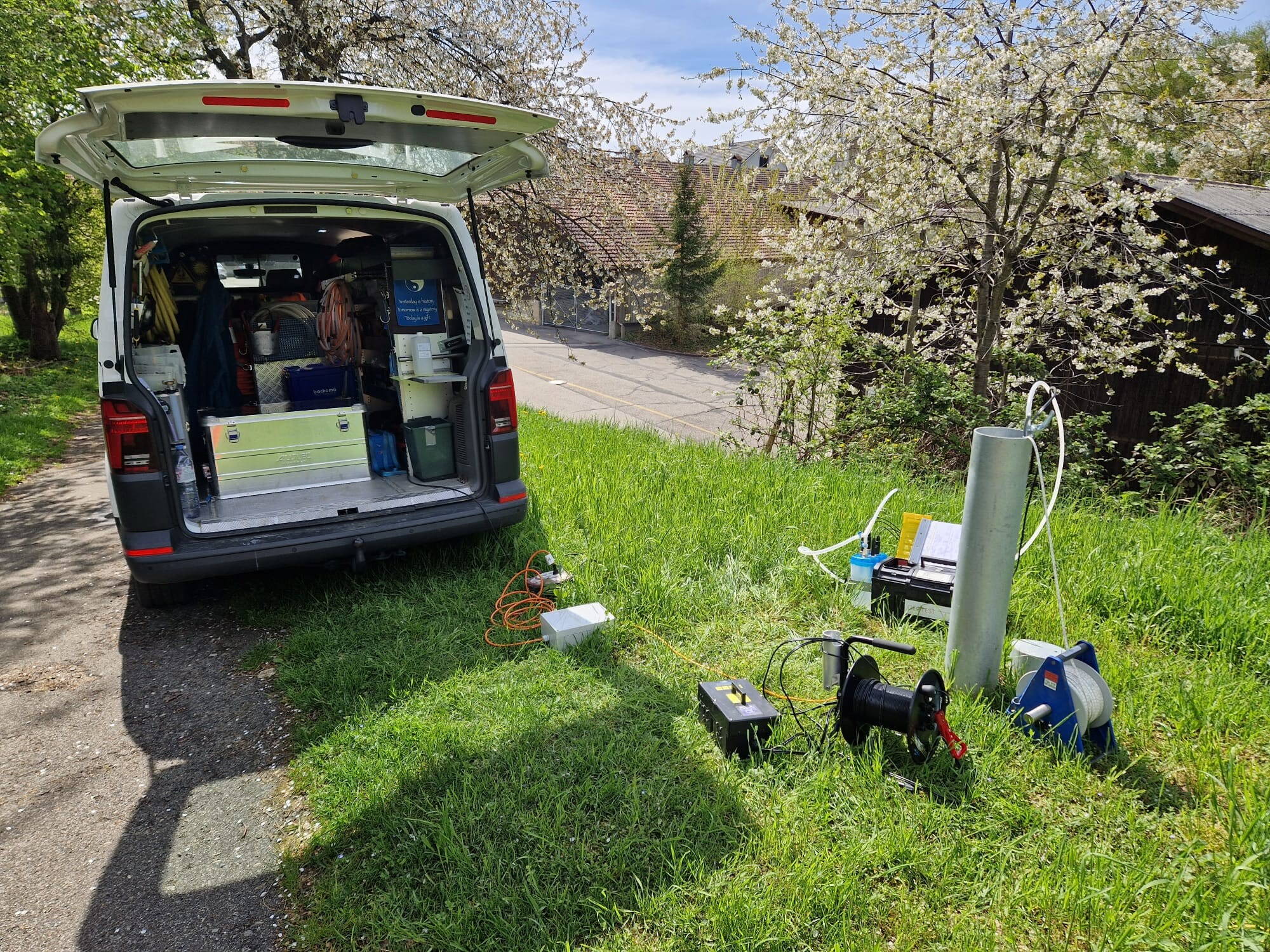 Les techniciens de terrain de GEOTEST prélèvent l'eau souterraine selon la méthodologie mise en place. Les techniciens de terrain de GEOTEST prélèvent l'eau souterraine selon la méthodologie mise en place.