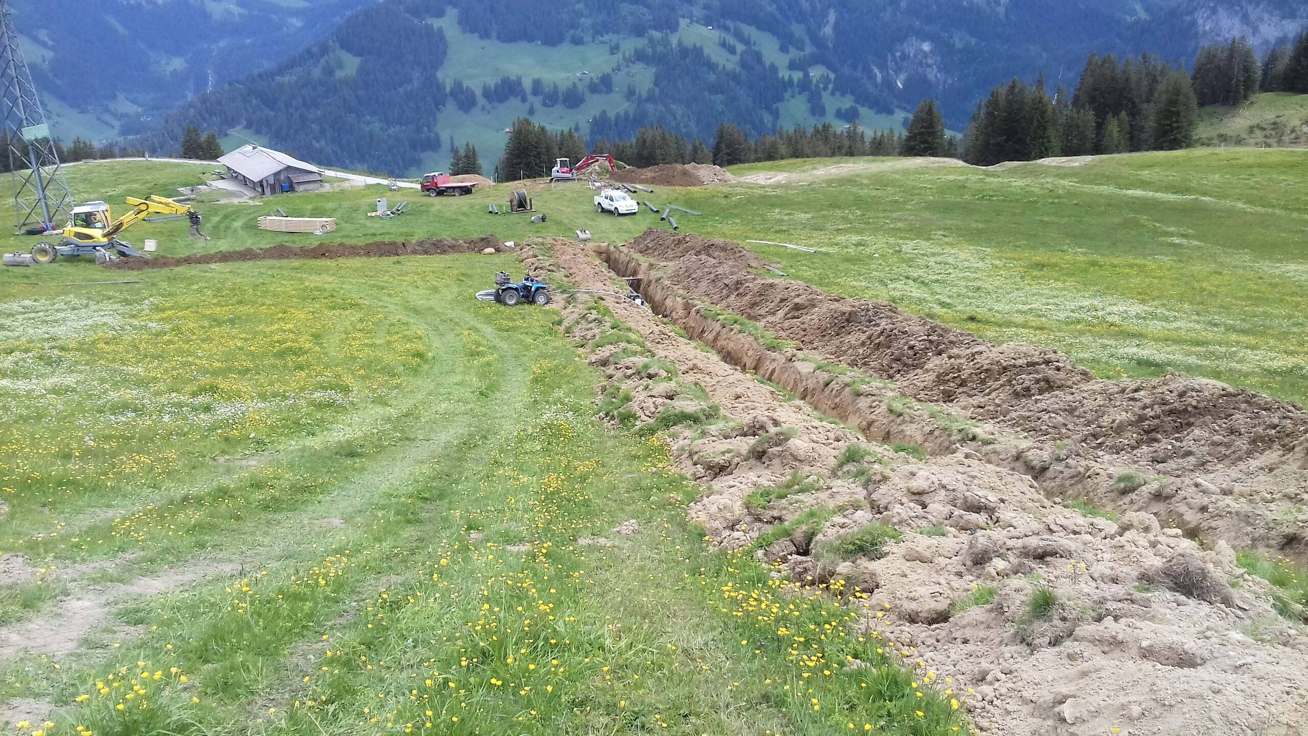 Construction de la conduite d’eau : compte tenu de l’état initial, les matériaux terreux des couches supérieure et sous-jacente du sol ainsi que du sous-sol sont enlevés séparément, stockés puis réincorporés en veillant à rétablir la stratification d’origine. Construction de la conduite d’eau : compte tenu de l’état initial, les matériaux terreux des couches supérieure et sous-jacente du sol ainsi que du sous-sol sont enlevés séparément, stockés puis réincorporés en veillant à rétablir la stratification d’origine.