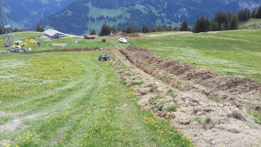 Leitungsbau: Ober- und Unterboden sowie Untergrundmaterial werden dem Ausgangszustand entsprechend getrennt abgetragen, zwischengelagert und wieder in ursprünglicher Schichtung eingebaut. Leitungsbau: Ober- und Unterboden sowie Untergrundmaterial werden dem Ausgangszustand entsprechend getrennt abgetragen, zwischengelagert und wieder in ursprünglicher Schichtung eingebaut.