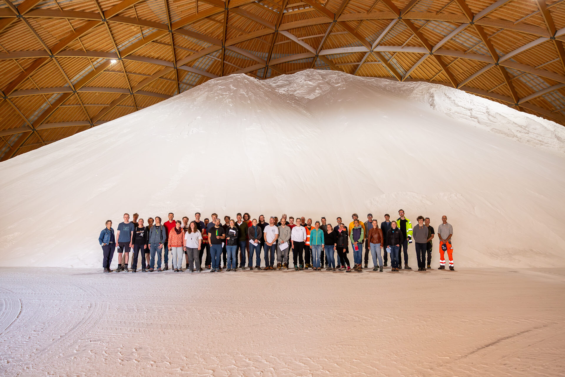Photo de groupe devant une imposante montagne de sel.
