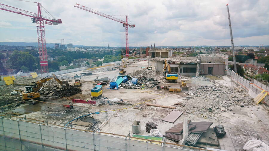 Erschütterungsüberwachung  Blick von Bau 95 auf den Rückbau des Gebäudes Nr. 74.