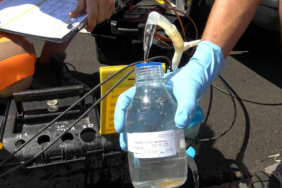 Les collaborateurs de GEOTEST prélèvent jusqu'à 8 échantillons d'eau souterraine par point de mesure. 