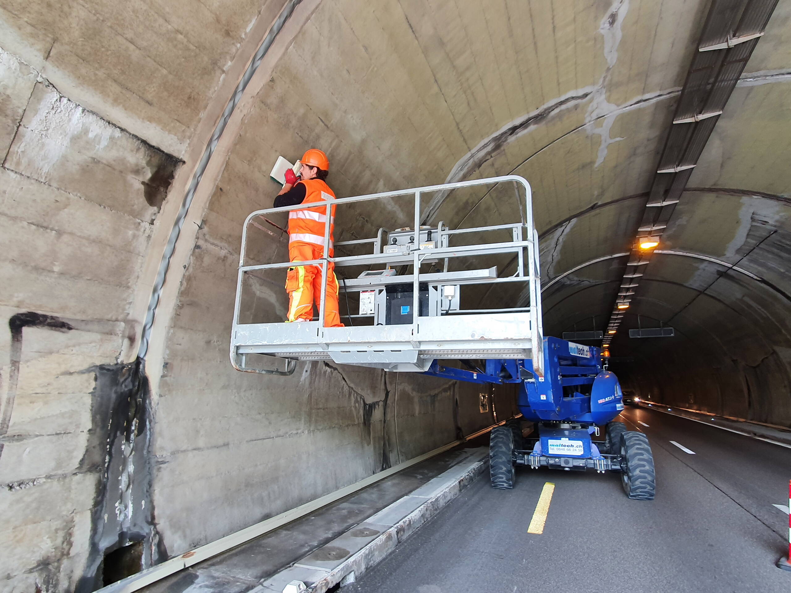 L’auscultation est réalisée par déplacement de l’antenne du radar à impulsions le long de la paroi du tunnel, à hauteur constante.
