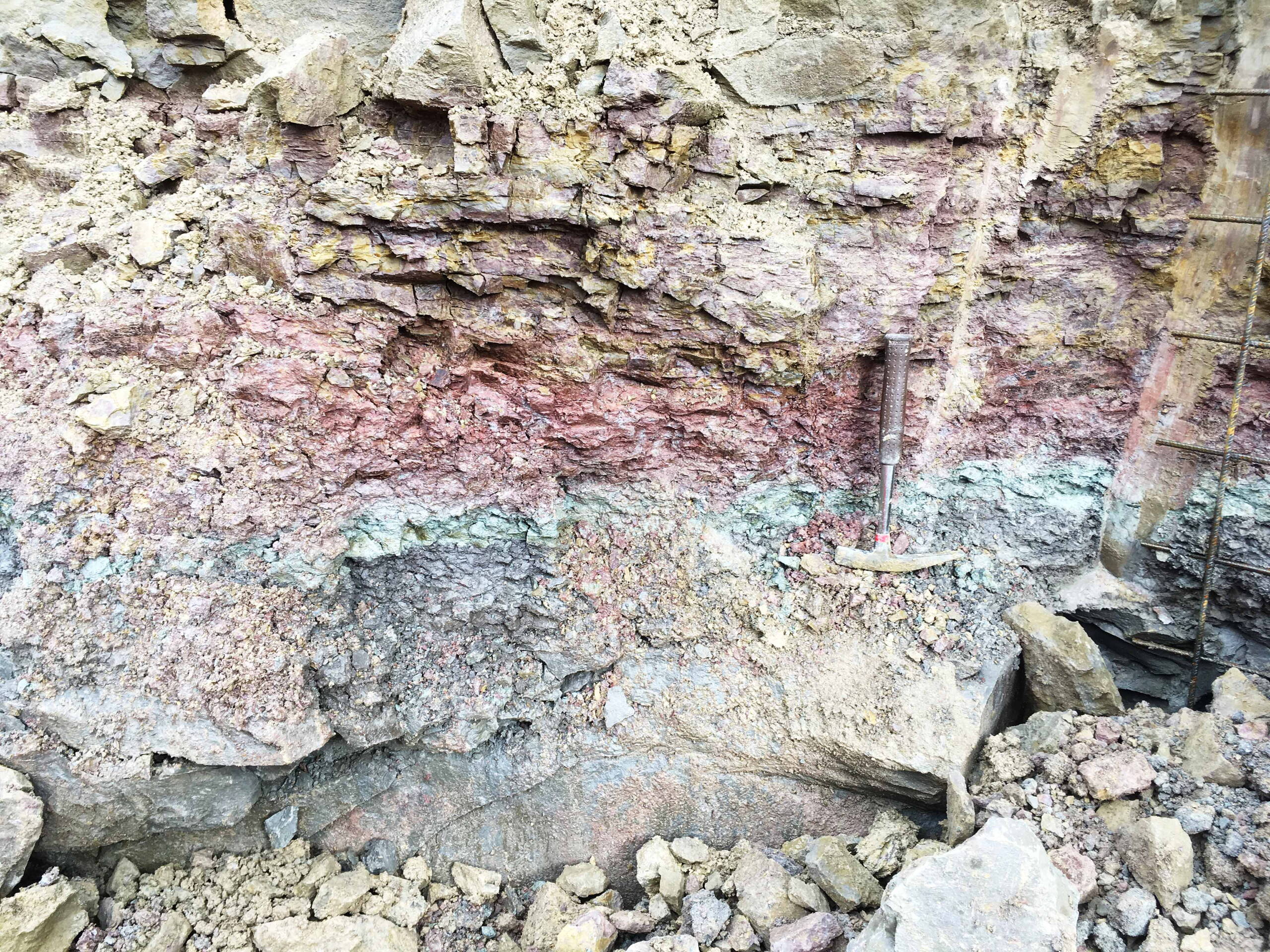 Couches de marne et de grès dans une paroi de la fouille.