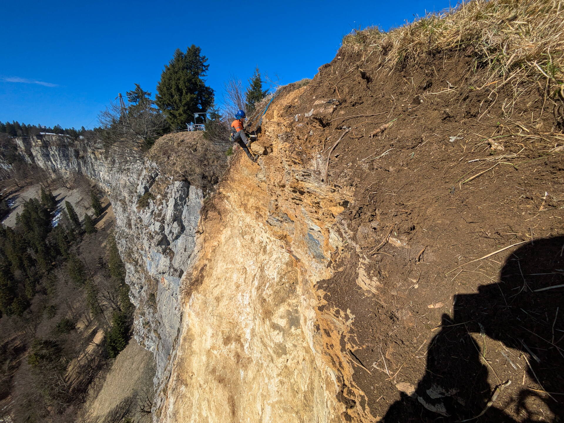 Les spécialistes de GEOTEST ont évalué la stabilité de la zone de rupture, notamment en descendant en rappel. Les spécialistes de GEOTEST ont évalué la stabilité de la zone de rupture, notamment en descendant en rappel.