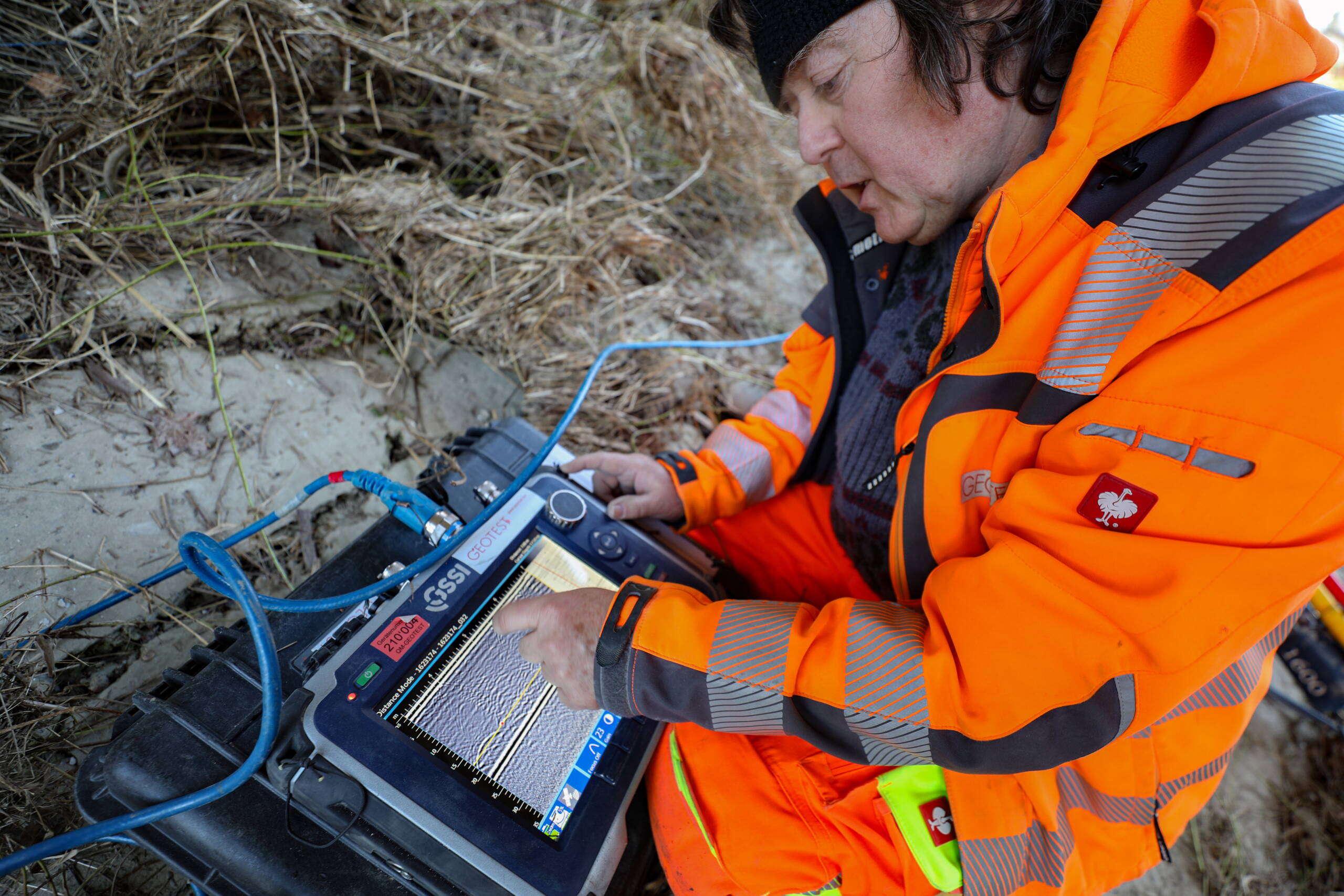Die mit dem Georadar gewonnenen Daten geben bereits im Feld einen ersten Eindruck über die Grösse der Steinblöcke.  Die mit dem Georadar gewonnenen Daten geben bereits im Feld einen ersten Eindruck über die Grösse der Steinblöcke.