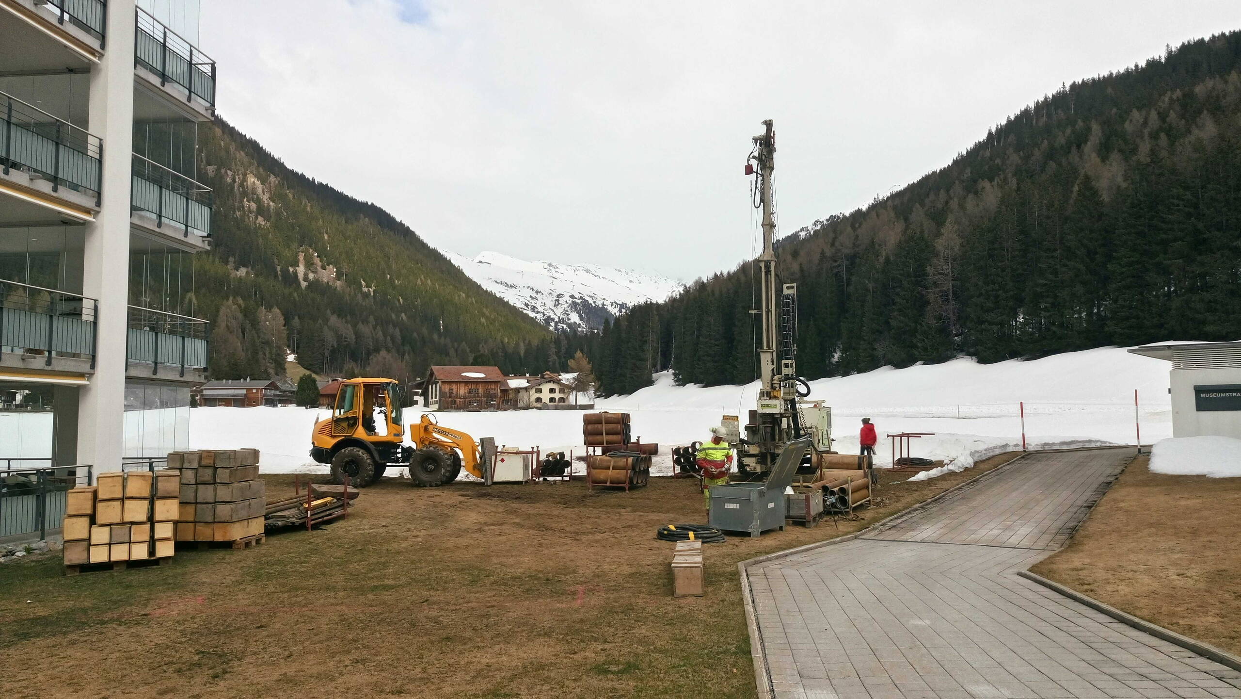 Testbohrung In einem ersten Schritt wurde eine Sondierbohrung erstellt, um die Machbarkeit der geplanten Anlage zu überprüfen. Aufgrund der positiven Resultate konnte die Sondierbohrung anschliessend als Entnahmebrunnen verwendet werden.