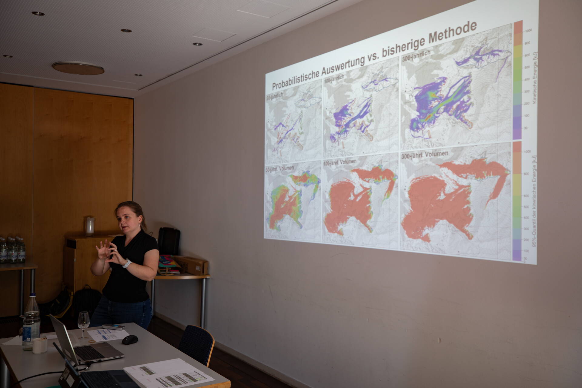 Ein Vergleich zwischen der bisherigen Methode und der probabilistischen Auswertung zeigt markante Unterschiede in der Ausdehnung der Risikobereiche. 