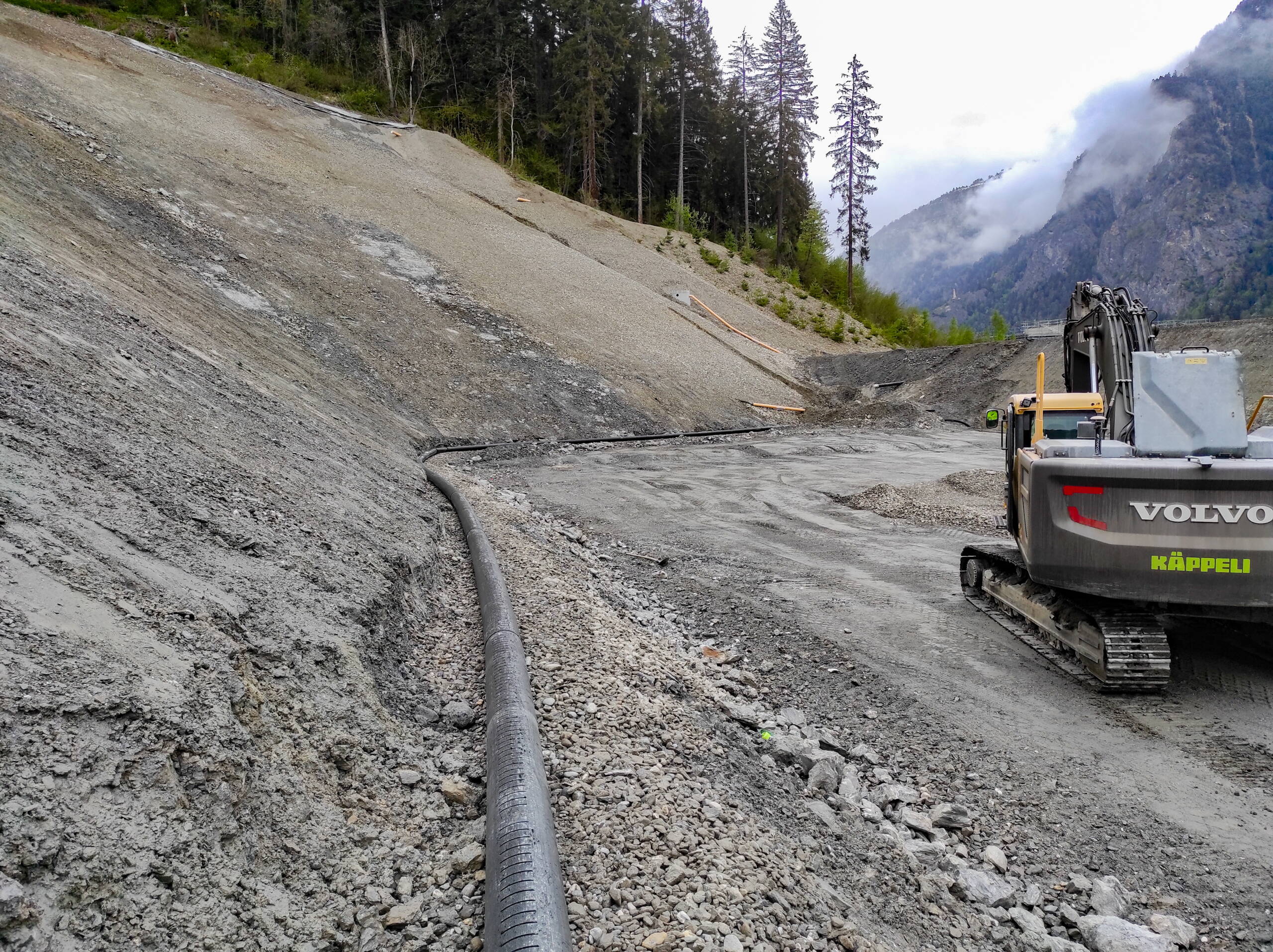 Entwässerungsleitungen für das Hangsickerwasser unterhalb des Abdichtungshorizonts.  